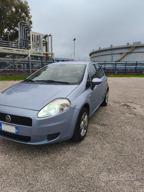 Usata Fiat Grande Punto 77 CV (56 kW) 2005 Blu Utilitaria