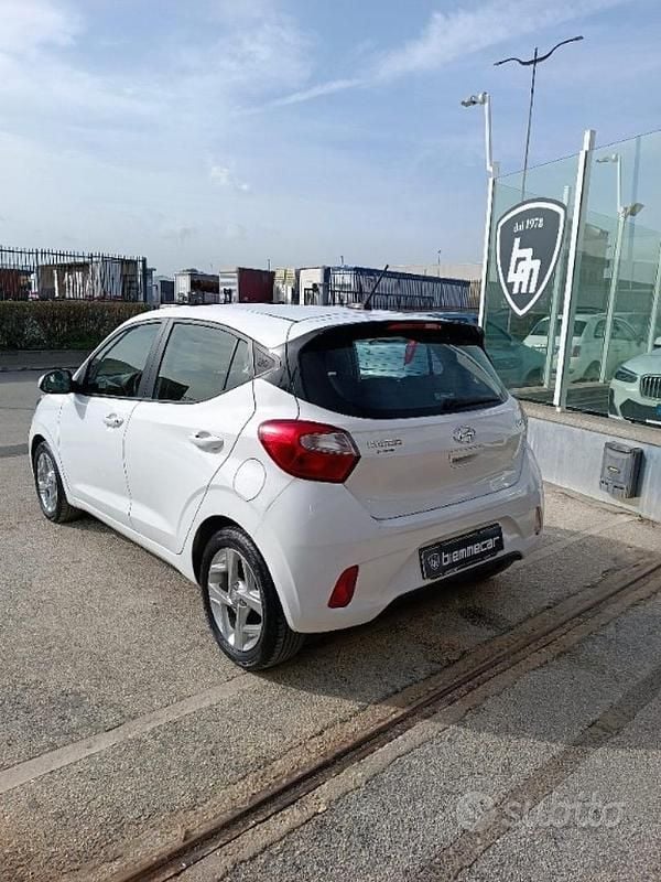 Usata Hyundai i10 67 CV (49 kW) 2023 Bianco Utilitaria