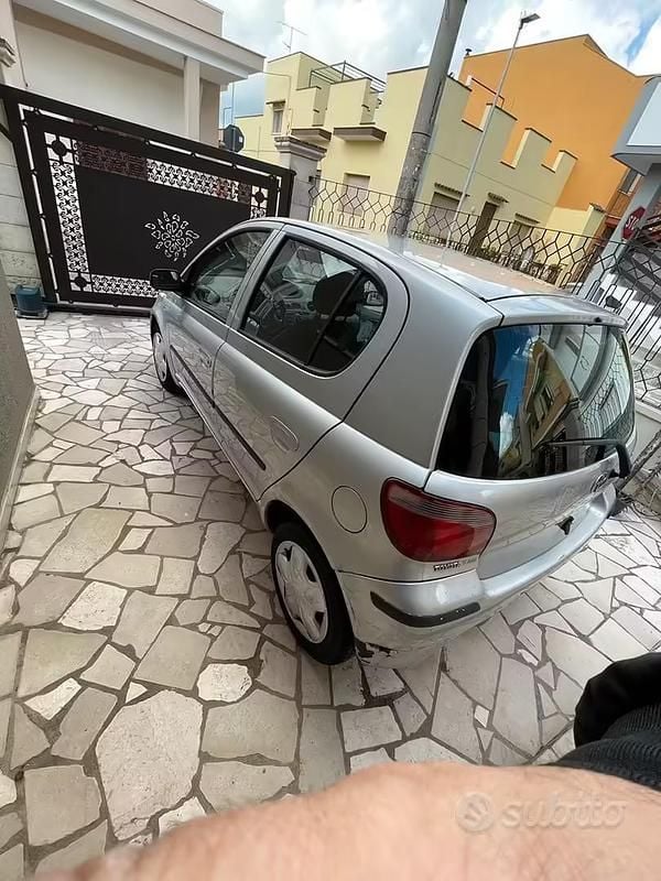Usata Toyota Yaris 2002 Grigio Berlina