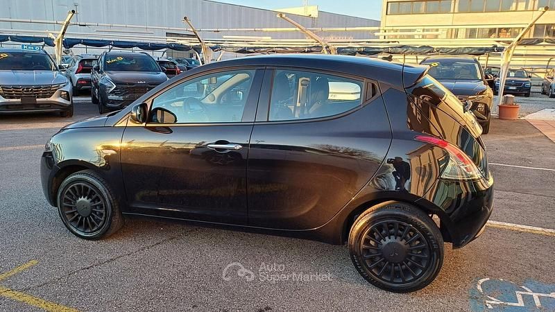 Usata Lancia Ypsilon Silver 69 CV (50 kW) 2022 Nero Utilitaria