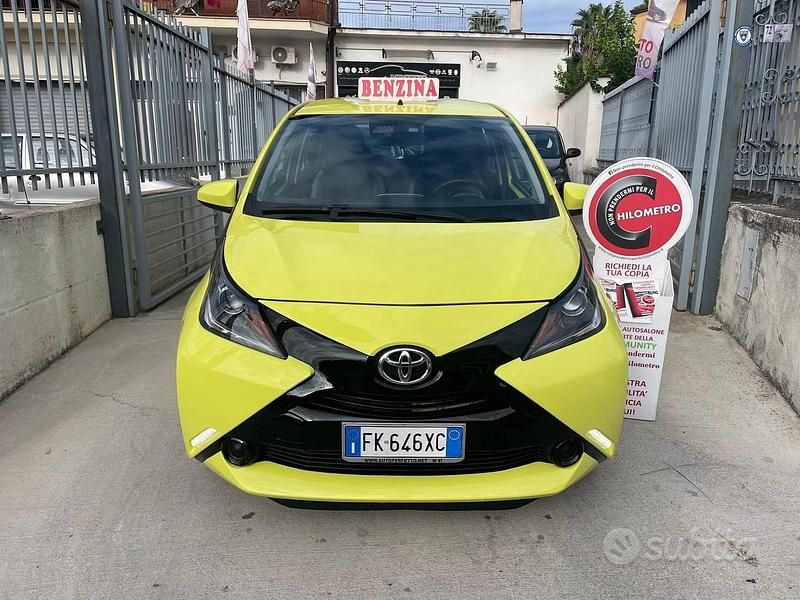 Giallo Usata 2017 Toyota Aygo Business Edition Due volumi | 8499 € (Buon prezzo) - Immagine 1/4