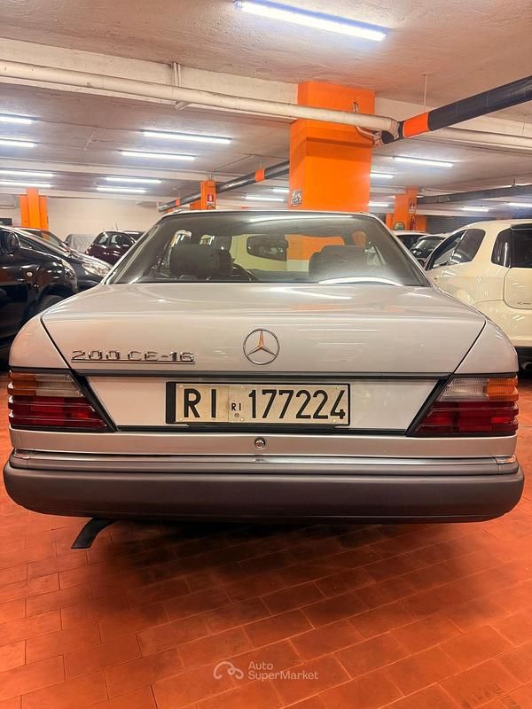 Usado Mercedes E200 136 CV (100 kW) 1992 Plateado Utilitario