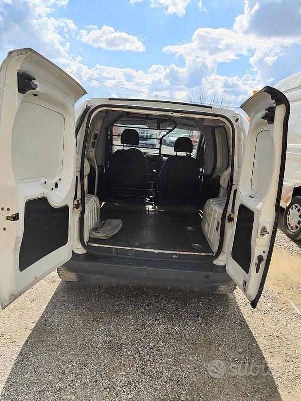 Usata Peugeot Bipper 75 CV (55 kW) 2011 Bianco Monovolume