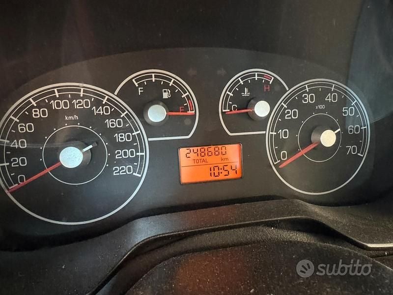 Usata Fiat Grande Punto 65 CV (47 kW) 2007 Grigio Utilitaria