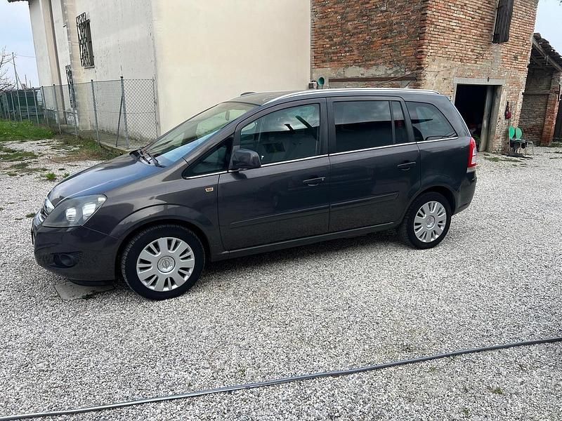 Usata Opel Zafira 150 CV (110 kW) 2012 Nero Monovolume