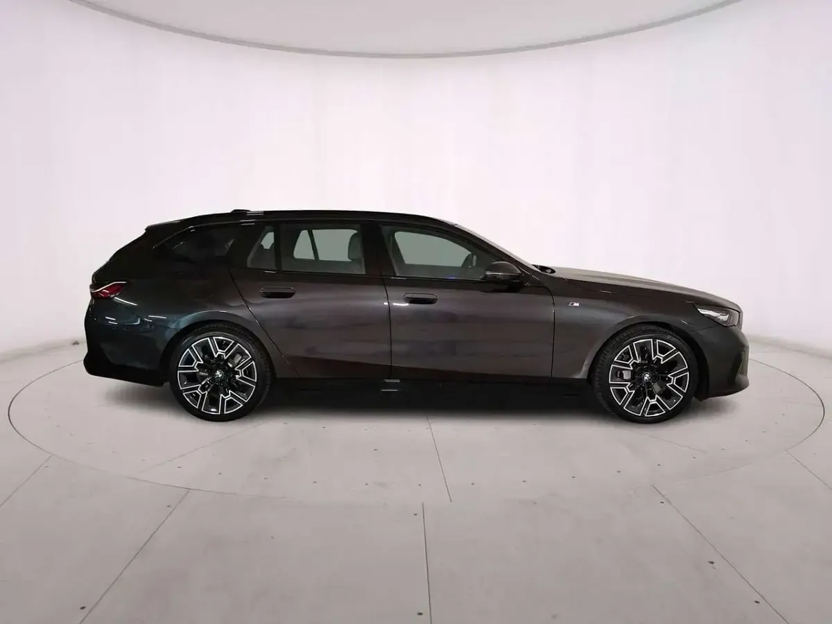 Usata BMW 540 M Sport 303 CV (222 kW) 2025 Sophisto grey Station wagon