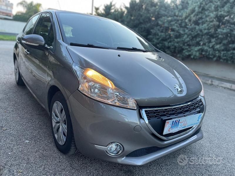 Grigio Usata 2012 Peugeot 208 Business-Line Due volumi | 5800 € (Buon prezzo) - Immagine 1/4