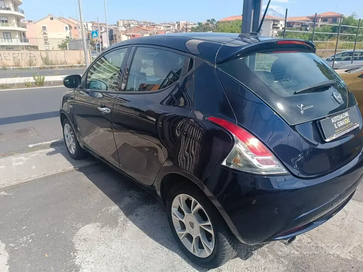 Usata Lancia Ypsilon 69 CV (50 kW) 2016 Blu Utilitaria
