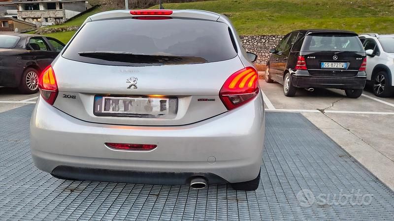 Usata Peugeot 208 GT-line 110 CV (80 kW) 2017 Utilitaria
