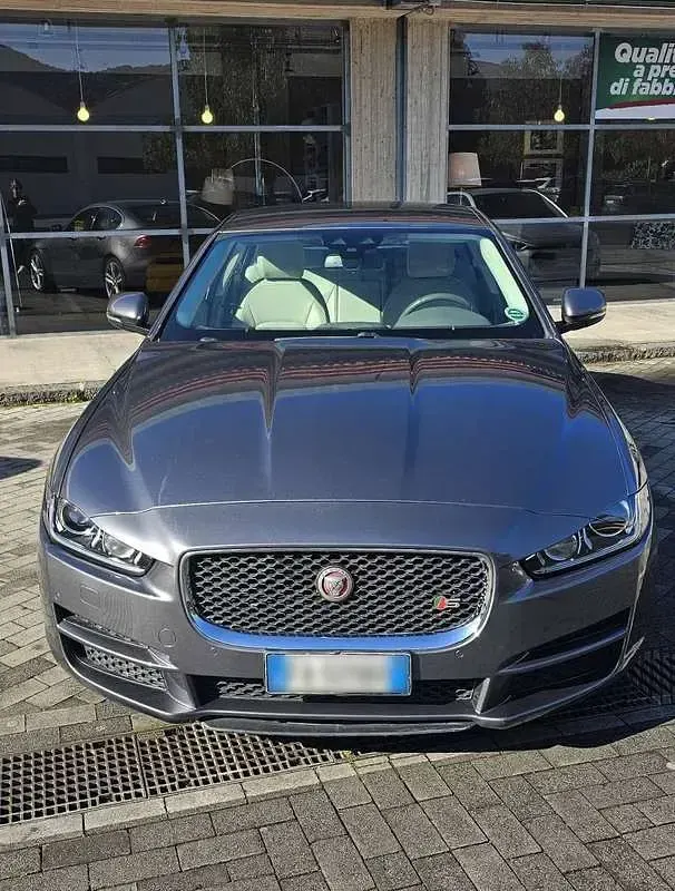 Usata Jaguar XE Business Edition 179 CV (131 kW) 2015 Grigio Berlina