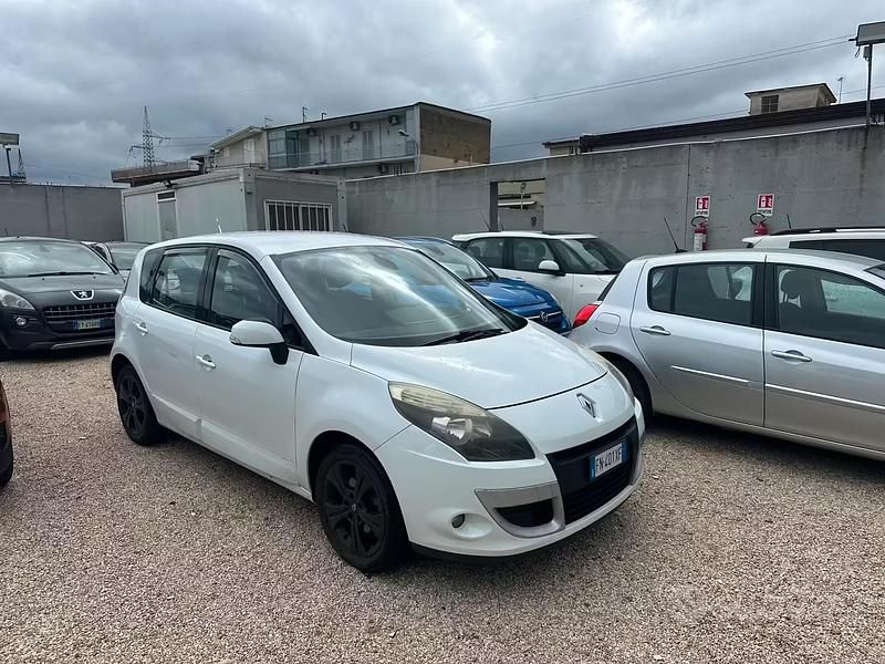 Usata Renault Scénic III Luxe 110 CV (80 kW) 2010 Bianco Monovolume