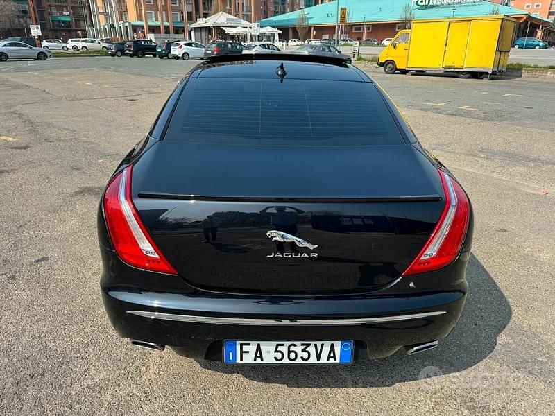 Usata Jaguar XJ Premium Luxury 275 CV (202 kW) 2015 Nero Berlina