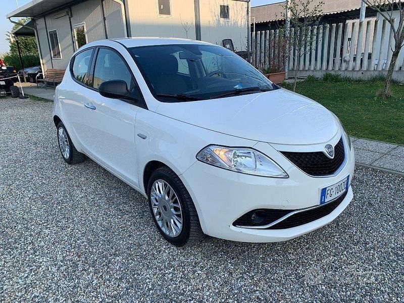Usata Lancia Ypsilon Platinum 69 CV (50 kW) 2017 Bianco Utilitaria