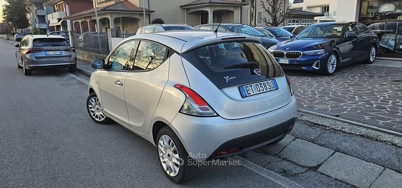 Usata Lancia Ypsilon 69 CV (50 kW) 2014 Argento Utilitaria