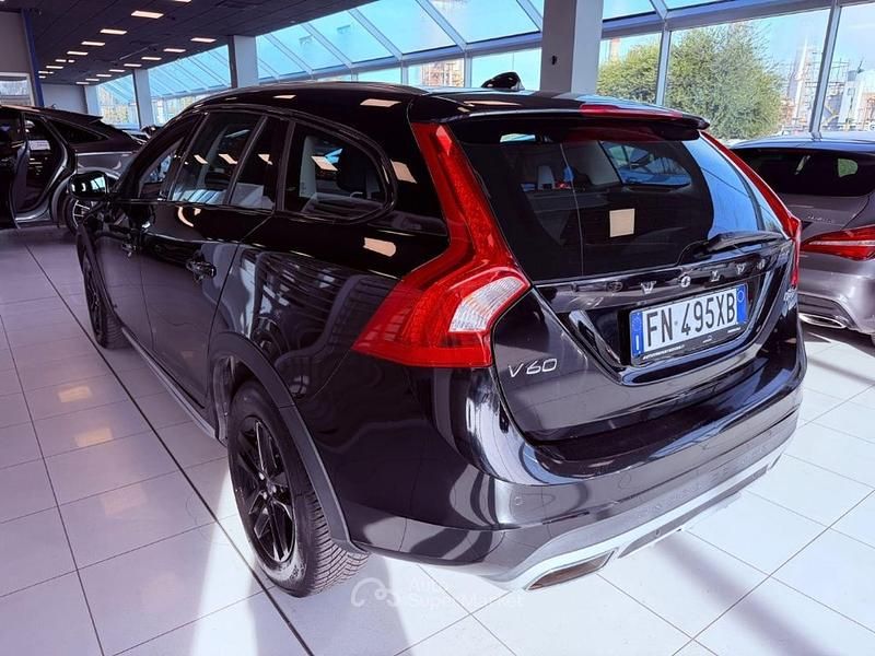 Usata Volvo V60 CC Business Edition 150 CV (110 kW) 2018 Nero Station wagon