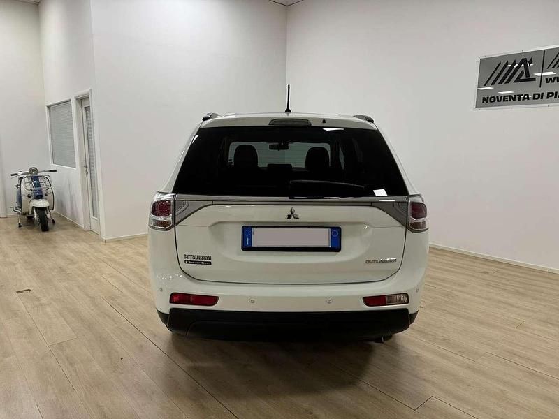 Usata Mitsubishi Outlander Intense 150 CV (110 kW) 2013 Bianco SUV