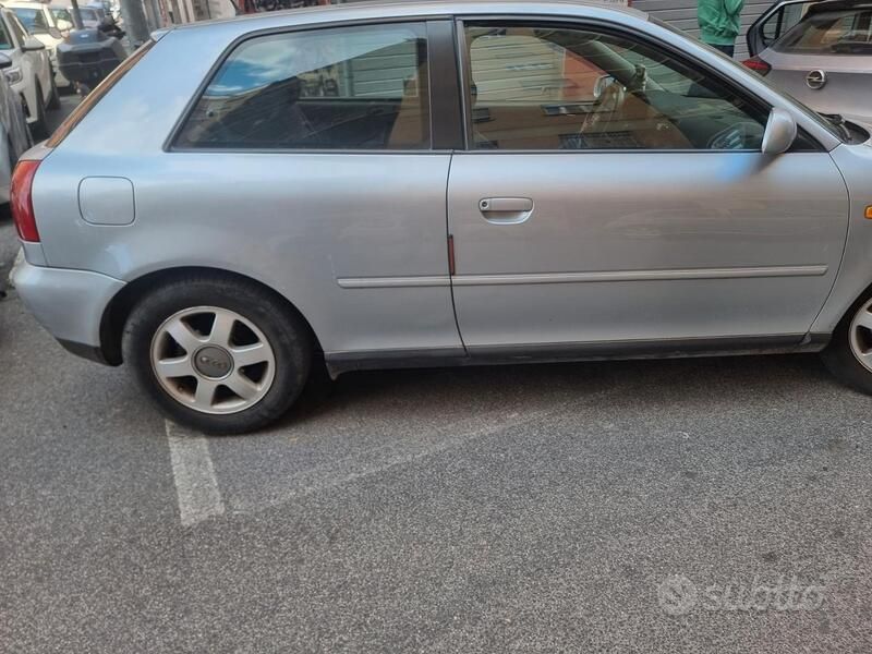 Grigio Usata 1999 Audi A3 Tre volumi | 850 € (Super prezzo) - Immagine 1/4