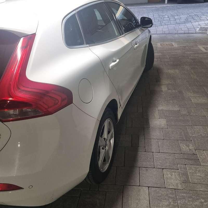 Usata Volvo V40 Momentum 114 CV (83 kW) 2012 Bianco Utilitaria