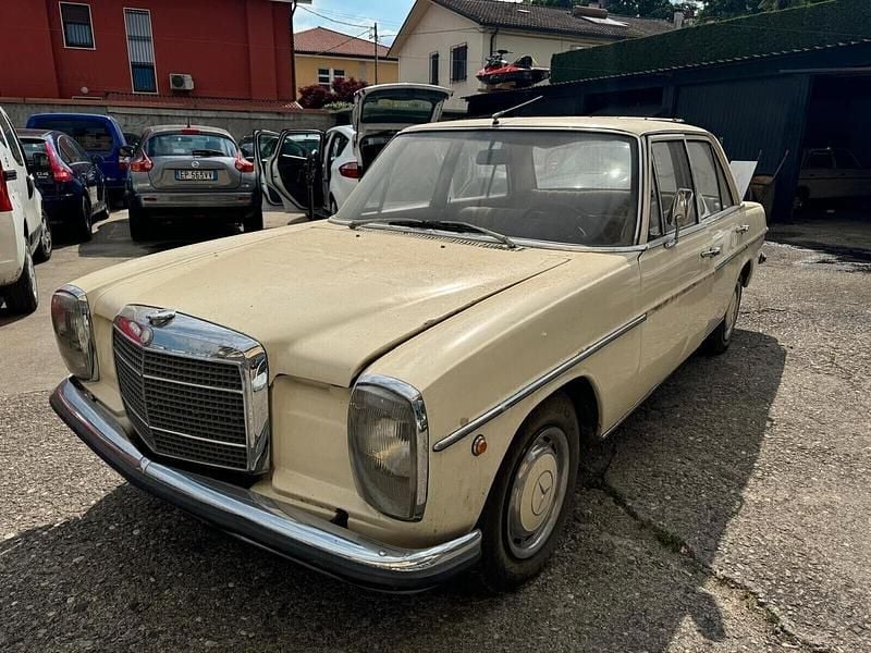 Usata Mercedes 200 95 CV (69 kW) 1972 Beige Berlina