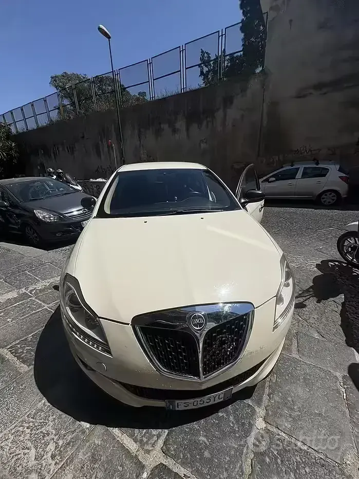 Usata Lancia Delta 120 CV (88 kW) 2009 Utilitaria