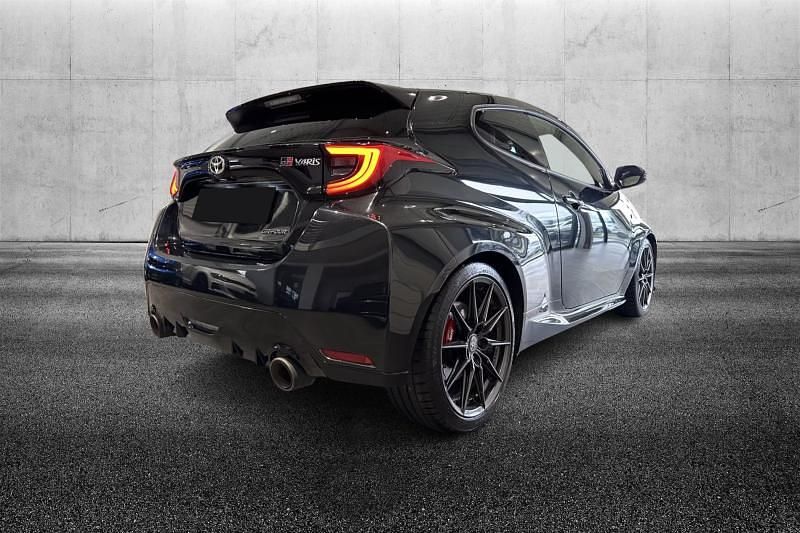 Usata Toyota Yaris 261 CV (191 kW) 2023 Nero metallizzato Utilitaria