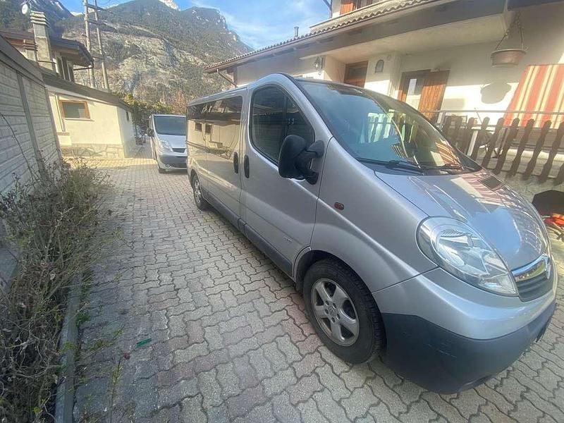 Usata Opel Vivaro 114 CV (83 kW) 2010 Argento Monovolume