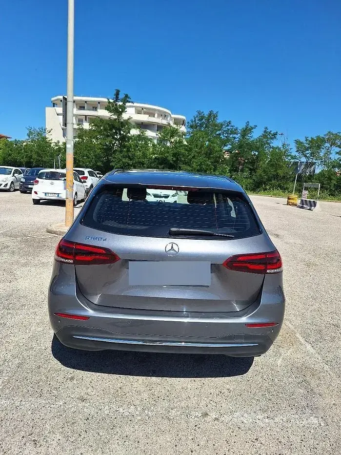 Usata Mercedes B180 Elegance 116 CV (85 kW) 2019 Grigio Utilitaria
