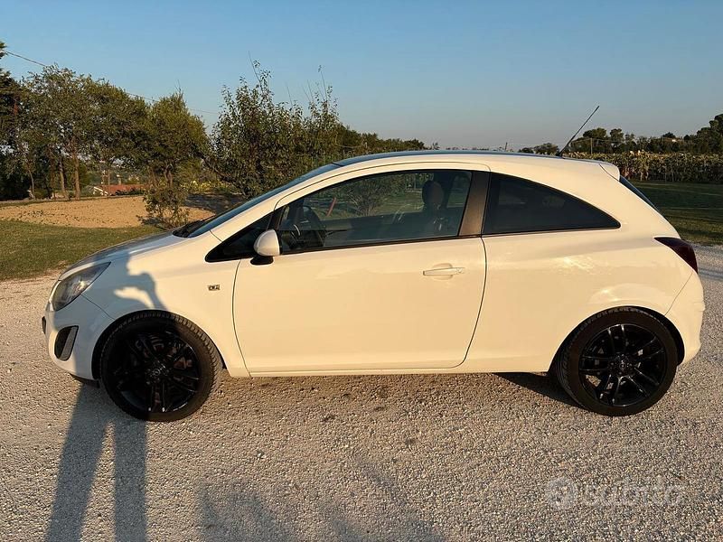 Usata Opel Corsa 75 CV (55 kW) 2011 Bianco Berlina