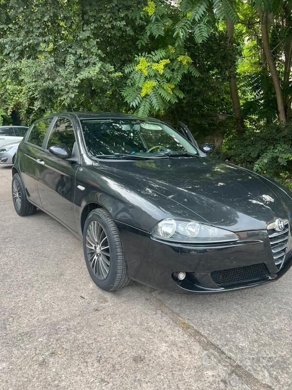 Nero Usata 2006 Alfa Romeo 147 Due volumi | 2700 € - Immagine 1/4