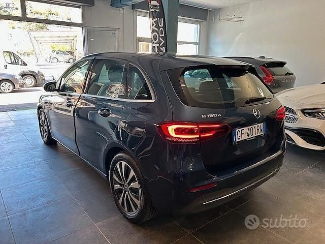 Usata Mercedes B180 Business 116 CV (85 kW) 2021 Blu Monovolume