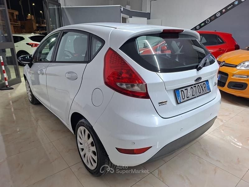 Usata Ford Fiesta 68 CV (50 kW) 2009 Bianco Utilitaria