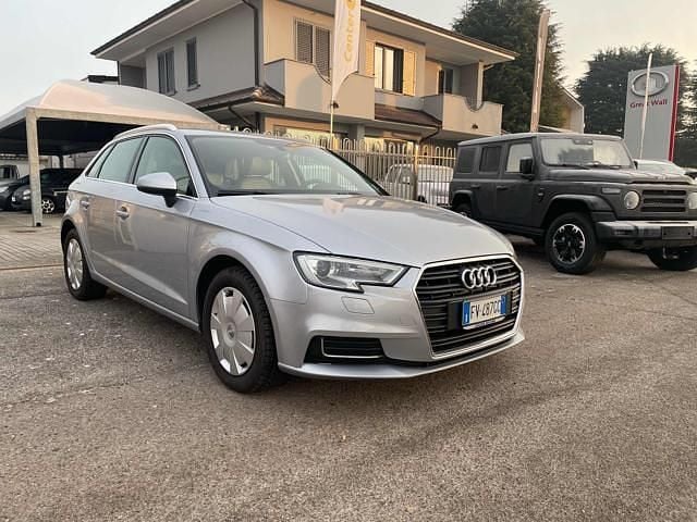 Usado Audi A3 Comfort 116 CV (85 kW) 2017 Gris Berlina
