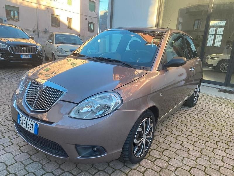 Usata Lancia Ypsilon 77 CV (56 kW) 2010 Viola Utilitaria