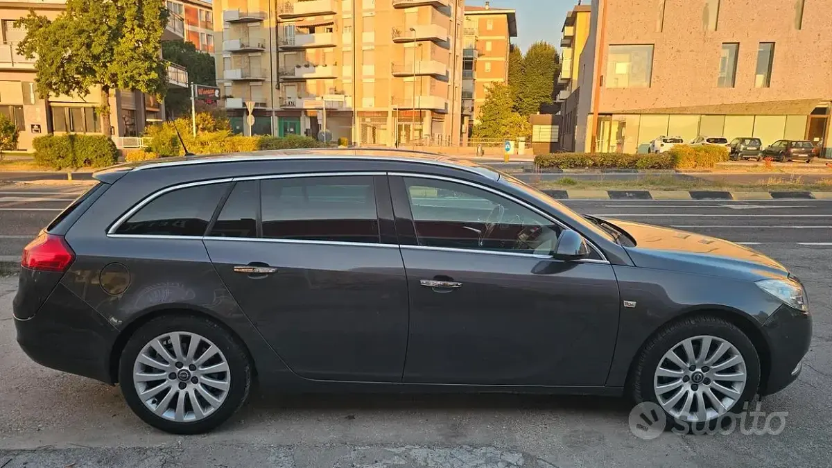 Usata Opel Insignia Cosmo 180 CV (132 kW) 2010 Grigio Station wagon