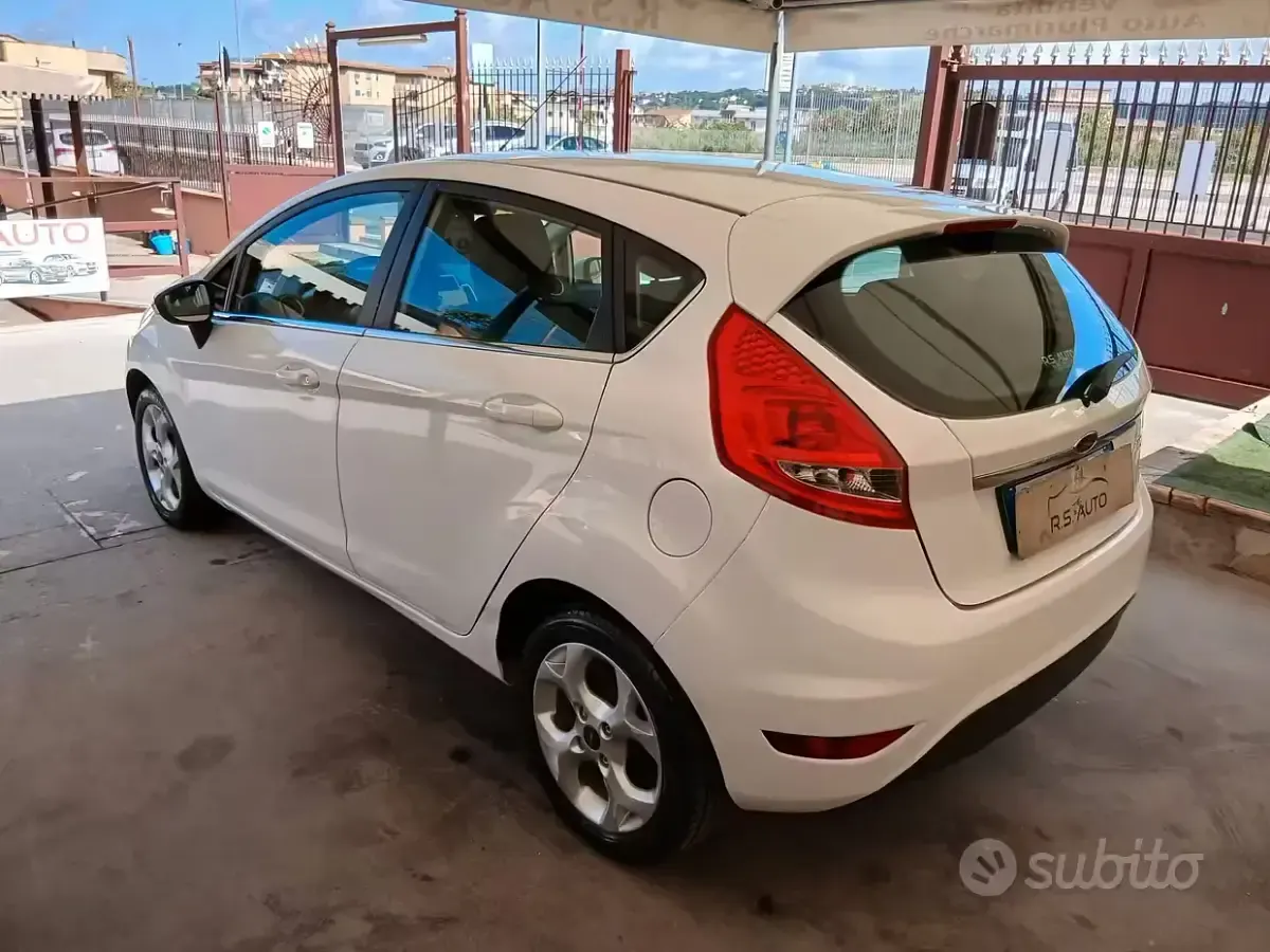 Usata Ford Fiesta 82 CV (60 kW) 2009 Bianco Berlina