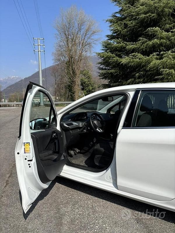 Usata Peugeot 208 Allure 82 CV (60 kW) 2017 Bianco Utilitaria