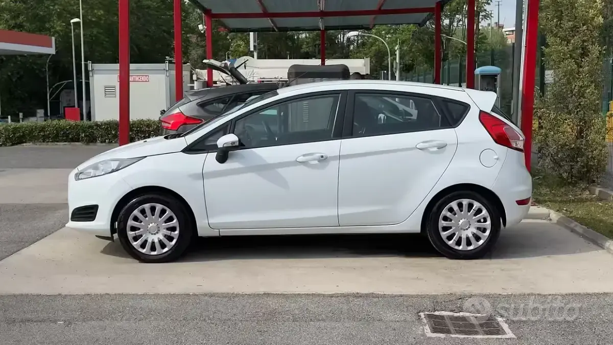 Usado Ford Fiesta Titanium 80 HP (58 kW) 2013 Branco Sedan