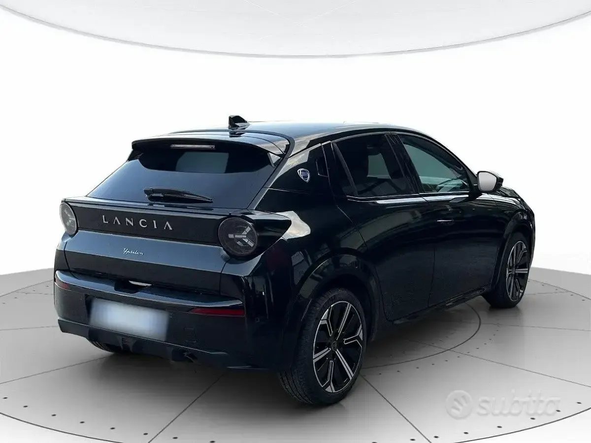 Usata Lancia Ypsilon 101 CV (74 kW) 2025 Nero Utilitaria