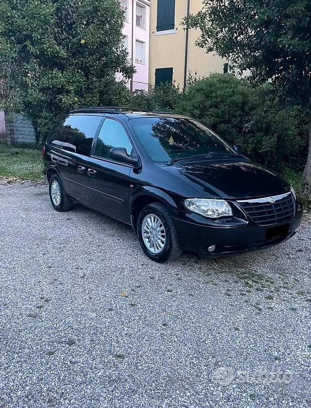 Usata Chrysler Voyager 150 CV (110 kW) 2004 Nero Monovolume
