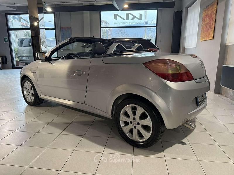 Usata Opel Tigra Sport 69 CV (50 kW) 2010 Argento Cabrio