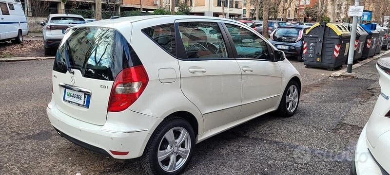 Usata Mercedes A180 Premium 108 CV (79 kW) 2011 Bianco Berlina