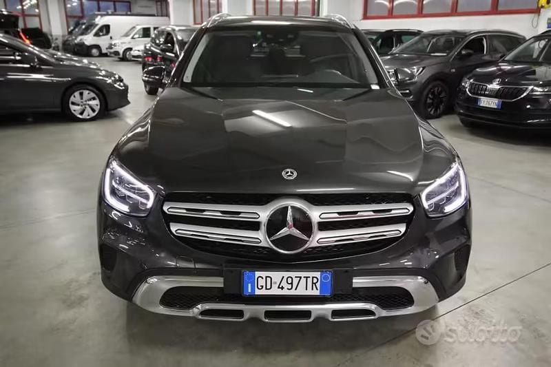 Usata Mercedes GLC300e 211 CV (155 kW) 2020 Grigio scuro SUV