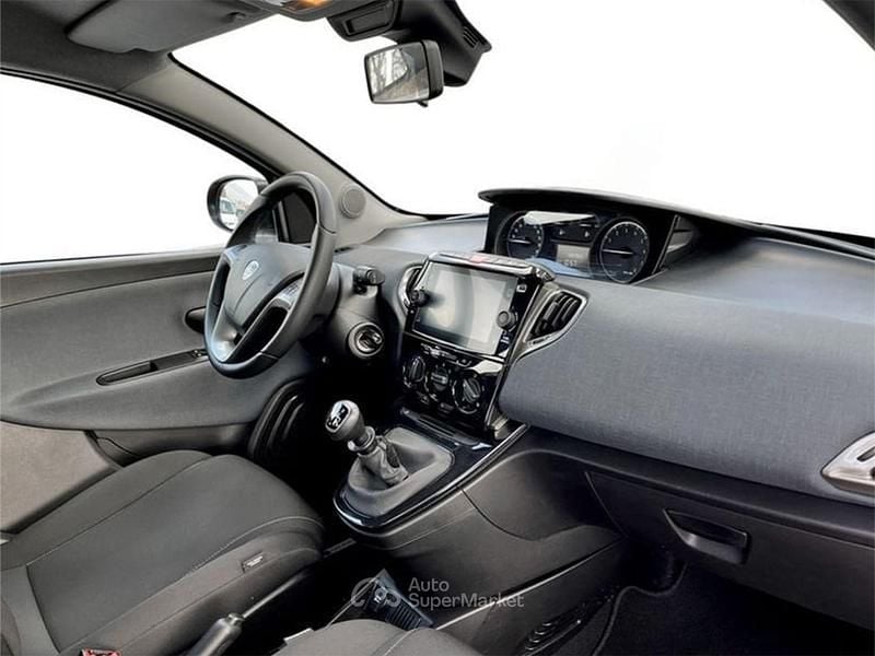 Usata Lancia Ypsilon Gold 69 CV (50 kW) 2023 Rosso Utilitaria