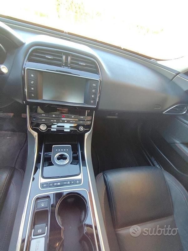 Usata Jaguar XE Portfolio 180 CV (132 kW) 2015 Grigio Berlina