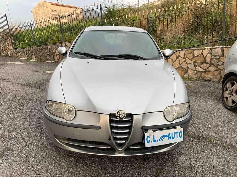 Usata Alfa Romeo 147 119 CV (87 kW) 2001 Grigio Utilitaria