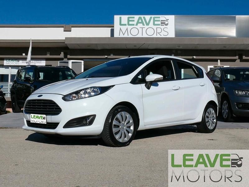 Bianco Usata 2015 Ford Fiesta Tre volumi | 7900 € (Molto cara) - Immagine 1/4