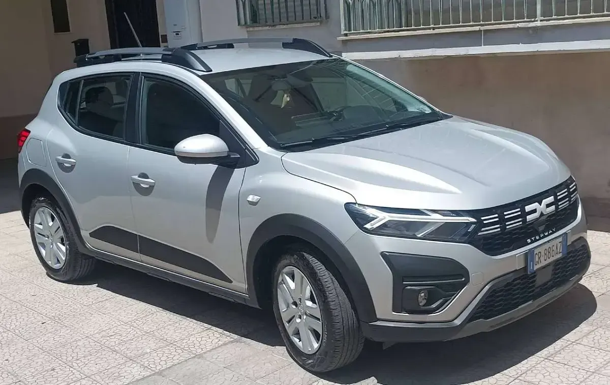 Usata Dacia Sandero Essentiel 101 CV (74 kW) 2023 Argento Berlina