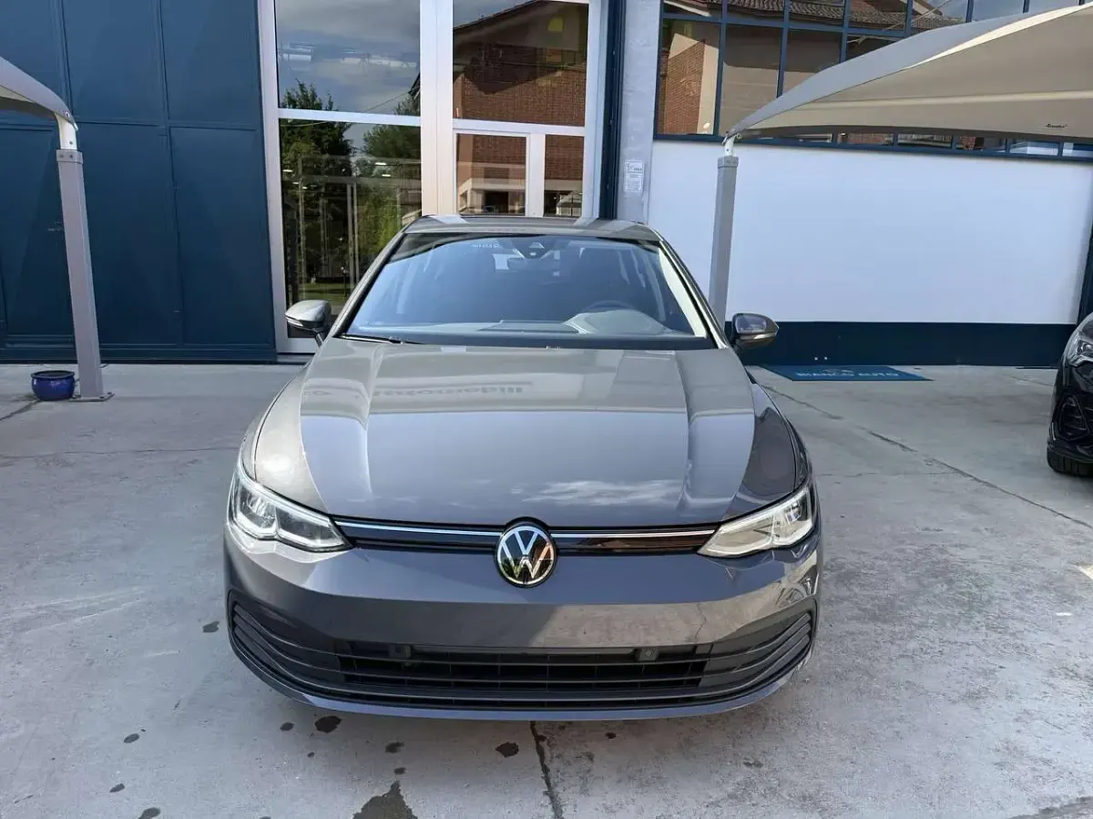 Usata VW Golf VIII Life 131 CV (96 kW) 2024 Grigio delfino Berlina