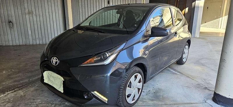 Grigio Usata 2015 Toyota Aygo Cool Due volumi | 6300 € (Ottimo prezzo) - Immagine 1/4
