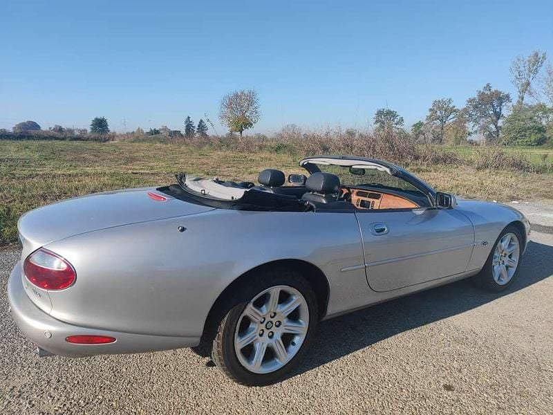 Usata Jaguar XK8 284 CV (208 kW) 2001 Grigio Cabrio
